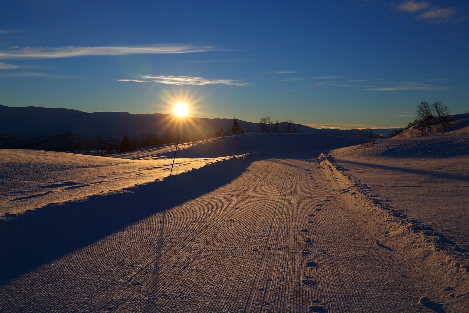 Skiløypa på Hanguren i solnedgang. Galleribilde