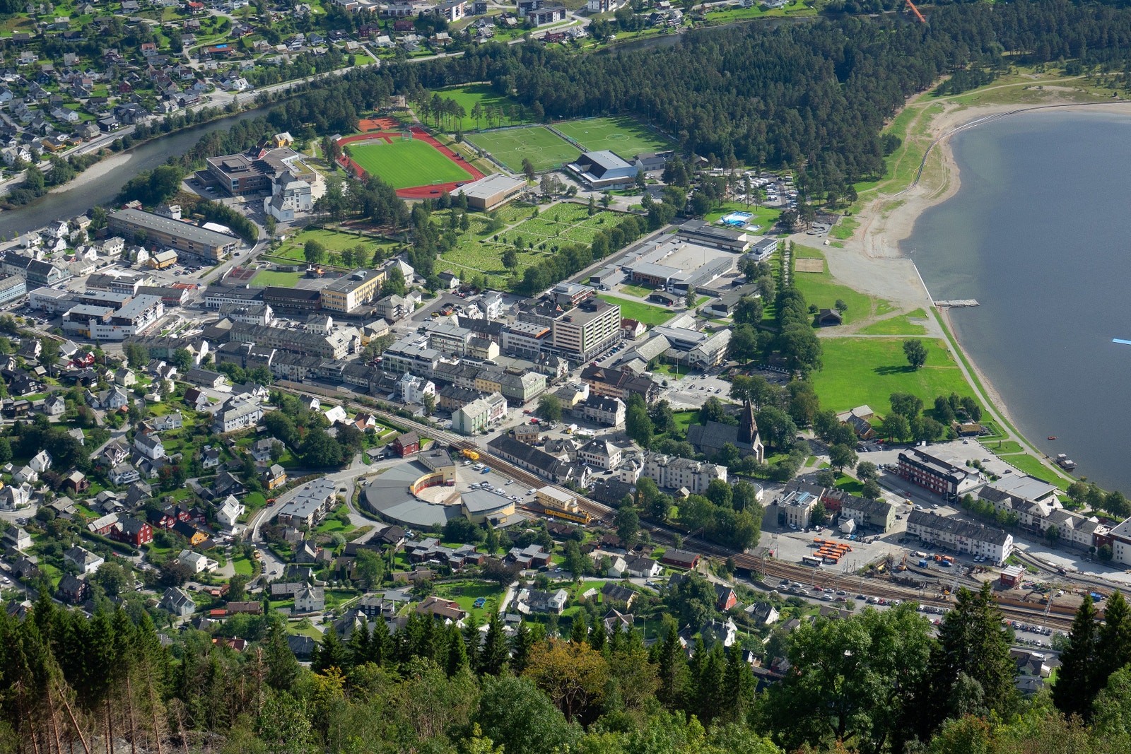 Voss sentrum, Nyrefeltet øverste i bildet. Galleribilde