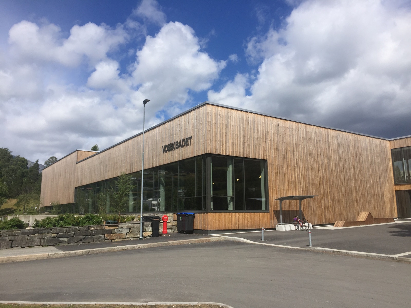 Vossabadet, basseng, stupetårn og seilebaner. Galleribilde