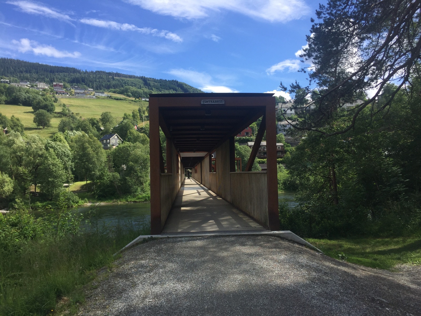 Tintrabrui, Nyrefeltet til venstre over elva. Galleribilde