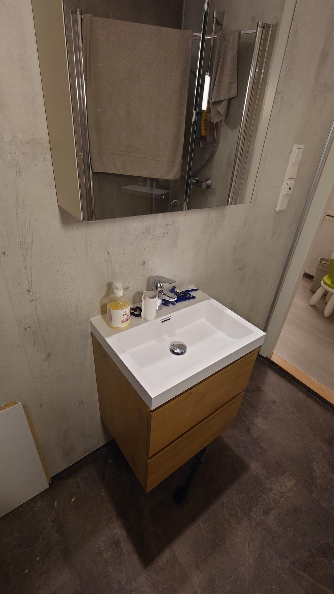 Baderom. Vask, speil og skap. Galleribilde