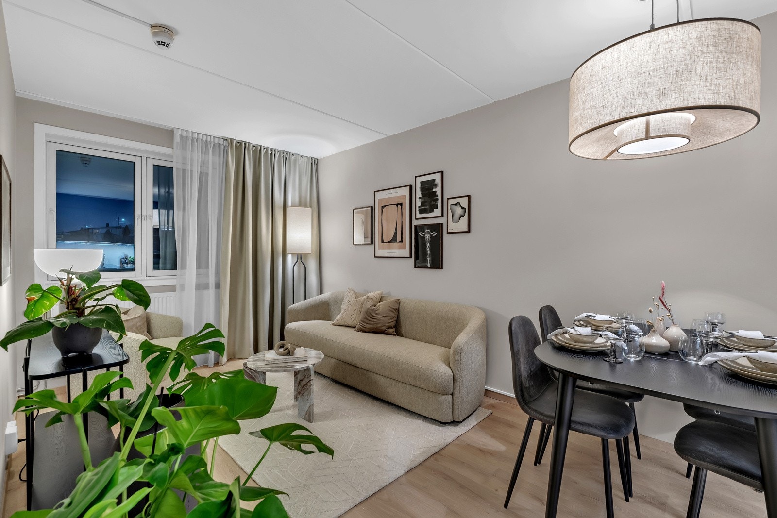 Stuen i to-romsleilighetene har plass til sofa og spisebord Galleribilde