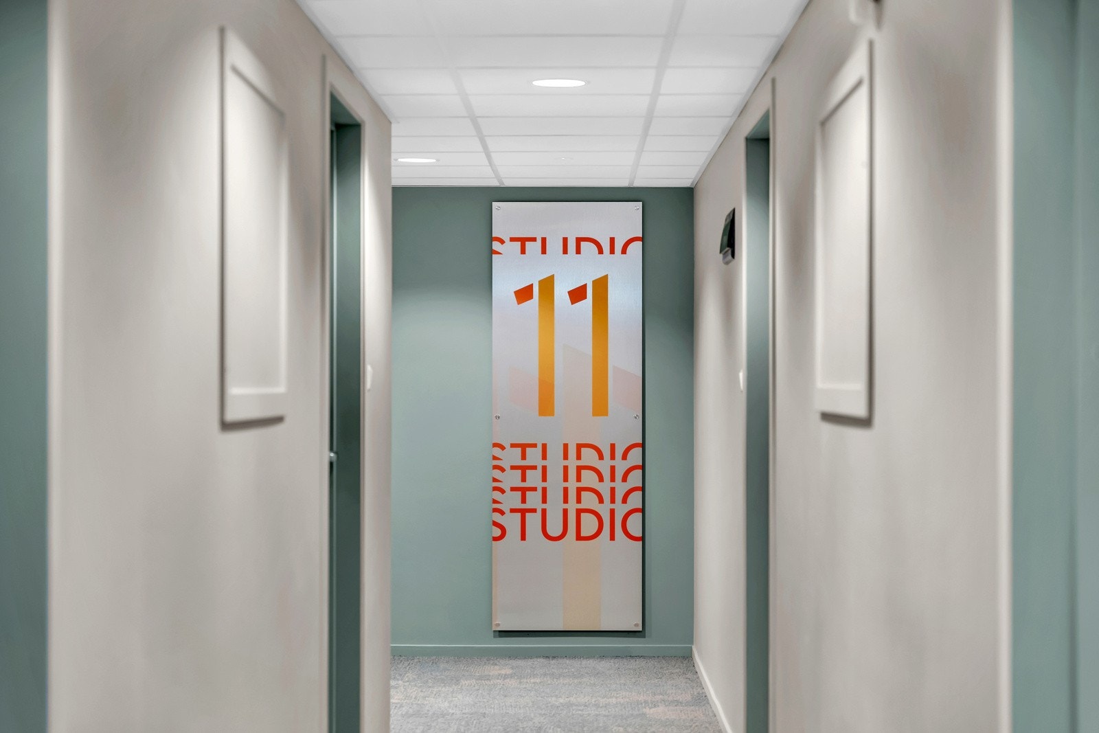 I fellesgang utenfor leilighetene er det lagt teppe og veggene er nymalte Galleribilde