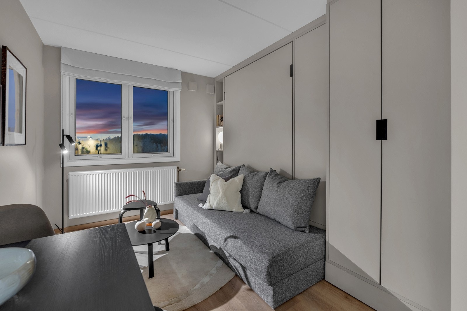 Skapsengen er spesialbygget til leilighetene og har klesskap og smart oppbevaring Galleribilde