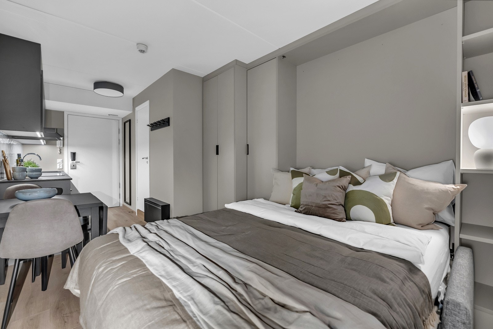 De fleste studioleilighetene har en praktisk og solid skapseng. Galleribilde