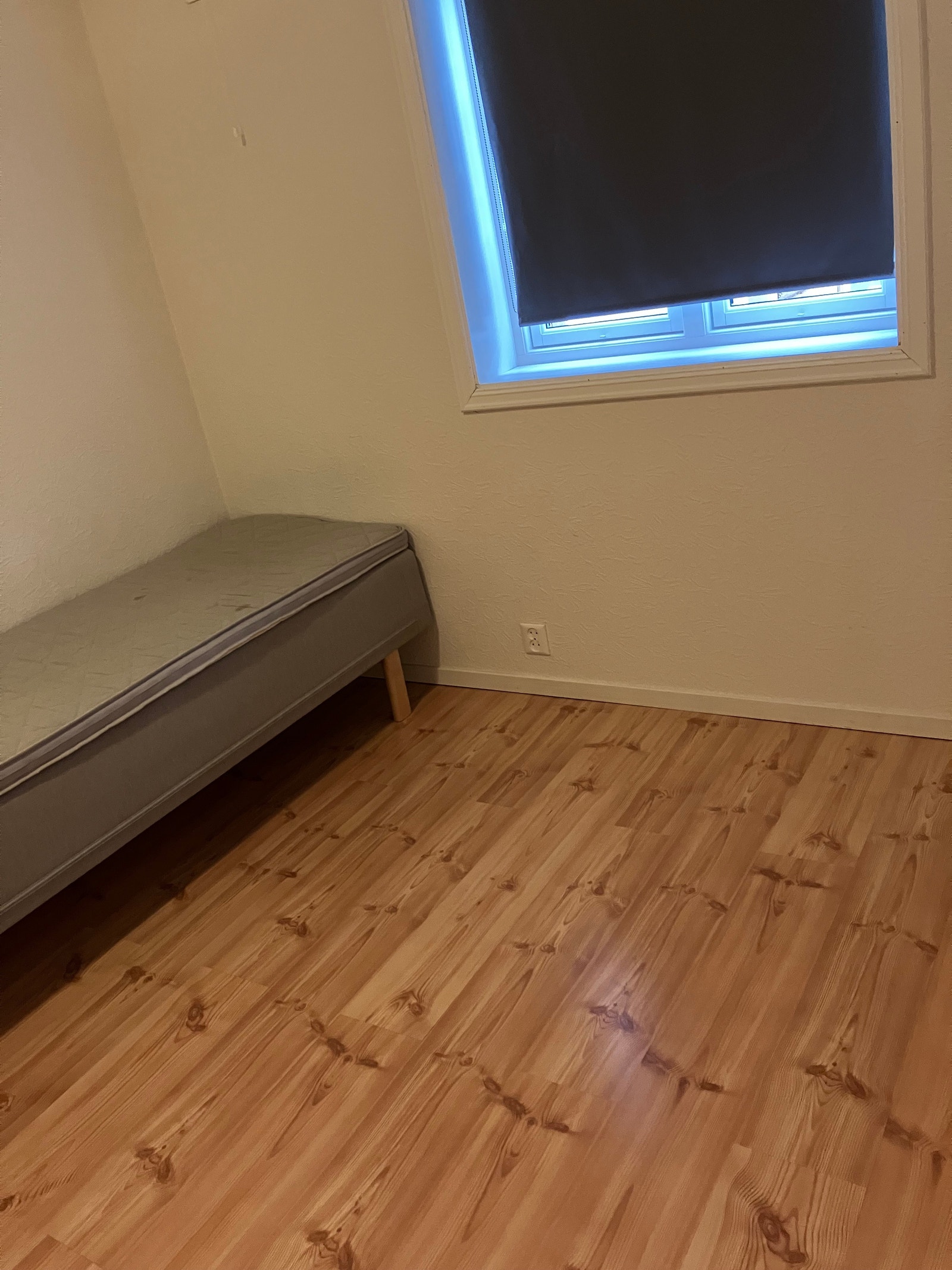 Soverom umøblert, plass til dobbelt seng Galleribilde