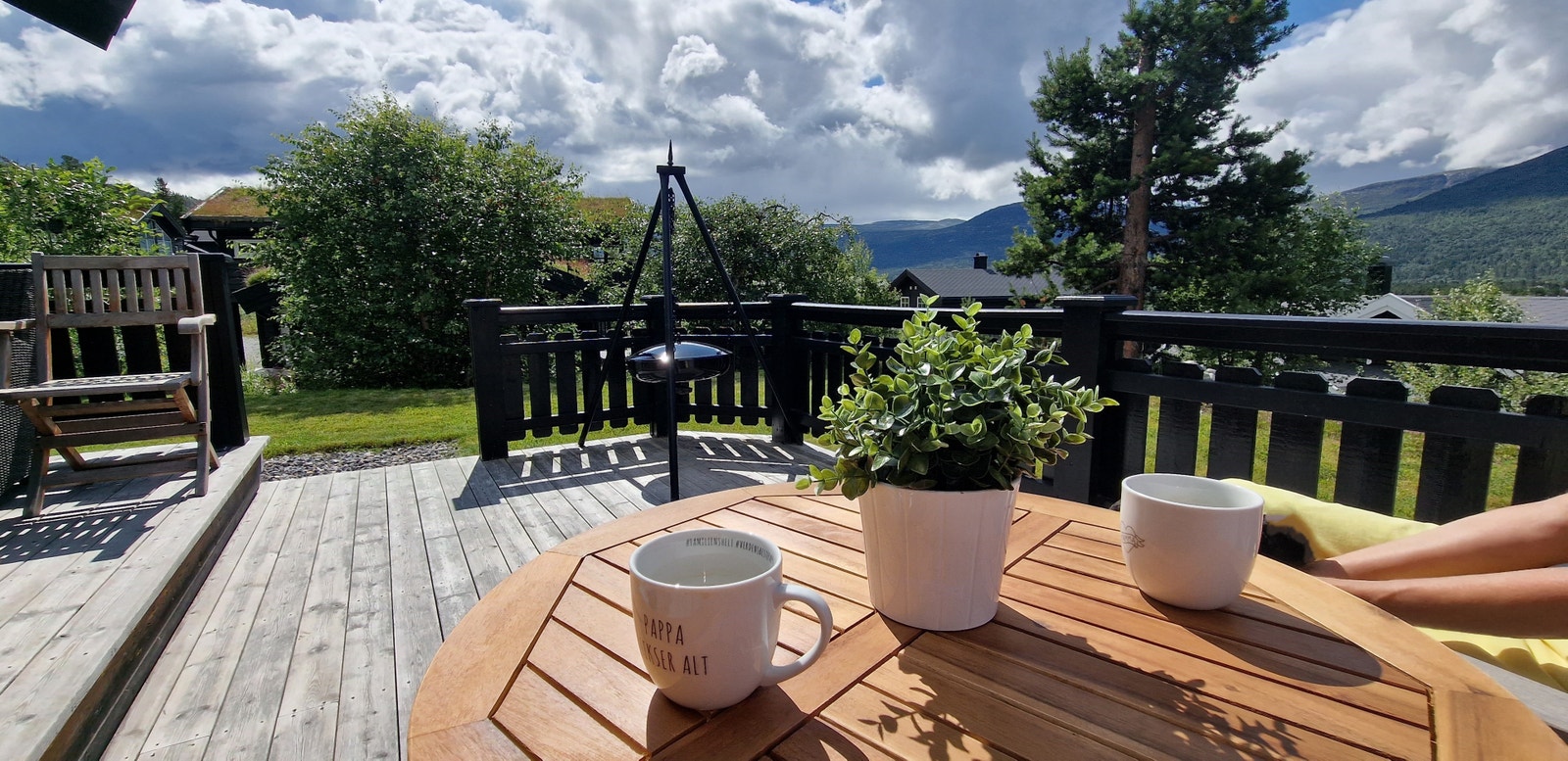På hytten kan en nyte en kaffekopp i fred og ro Galleribilde