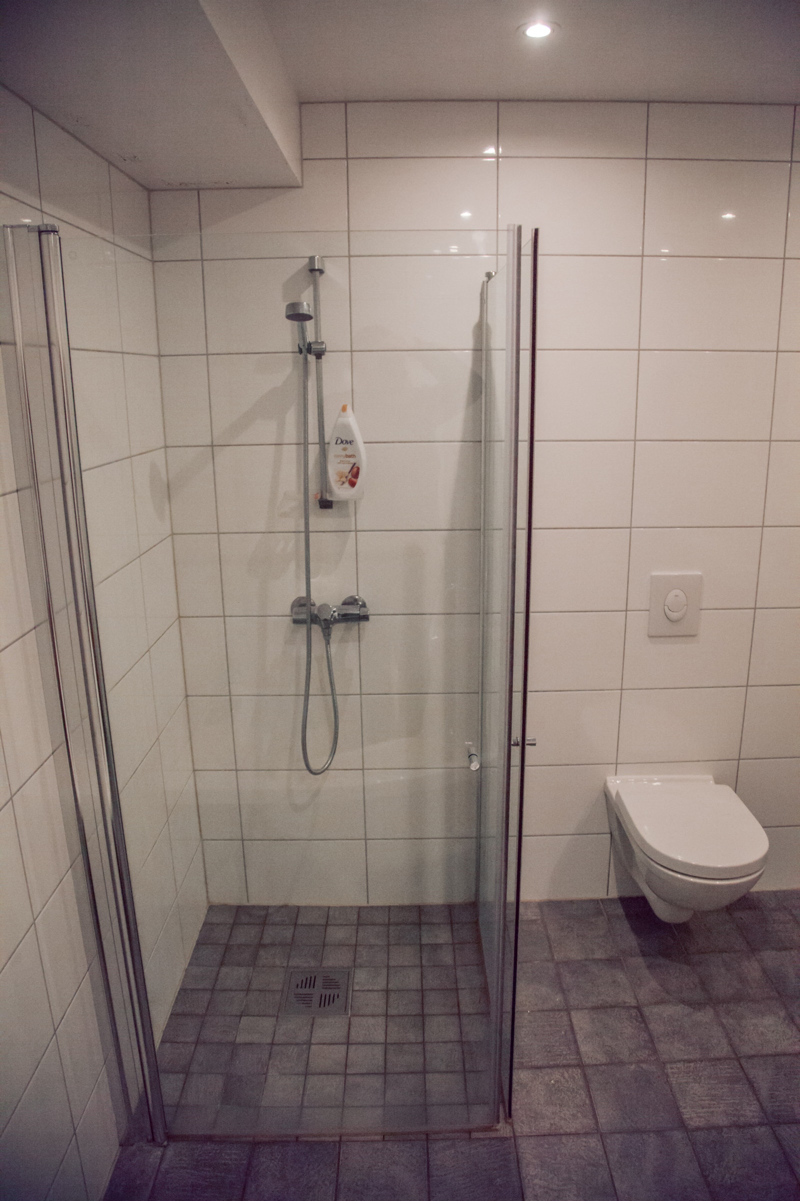 Bad 1. etg: Dusjkabinett og WC Galleribilde