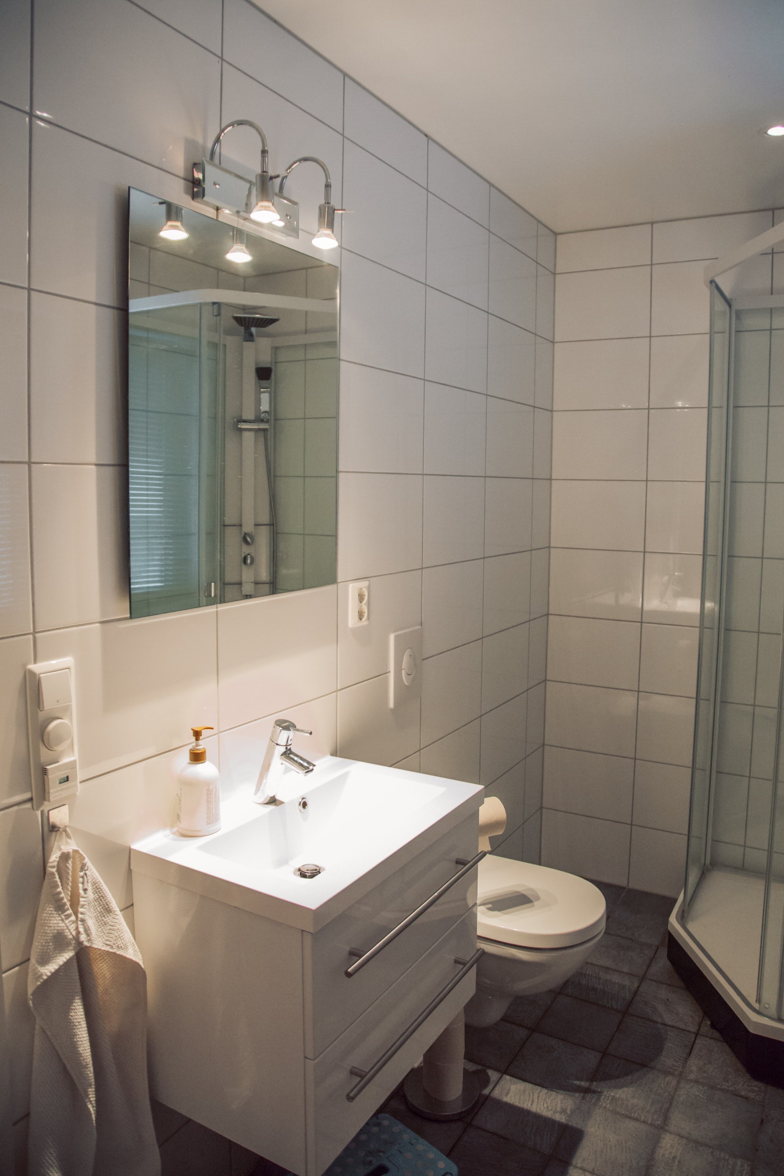 Bad 2. etg: Fint flislagt bad med WC og dusjkabinett Galleribilde