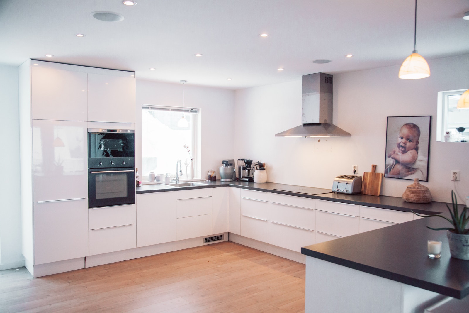 Stort lyst kjøkken og rikelig med benkeplass Galleribilde