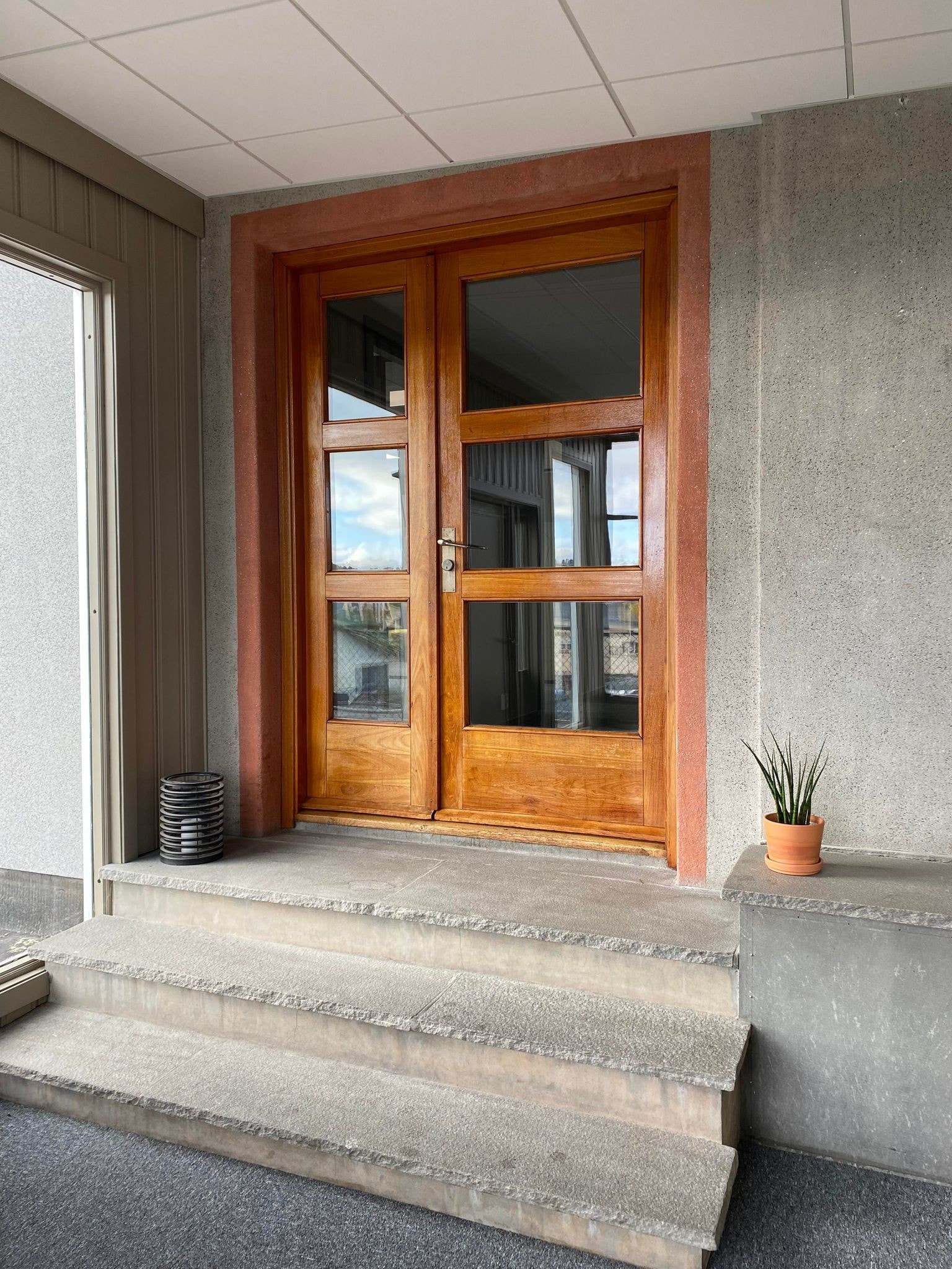 Velkommen inn, inngangsdøren er bevart fra byggeår Galleribilde