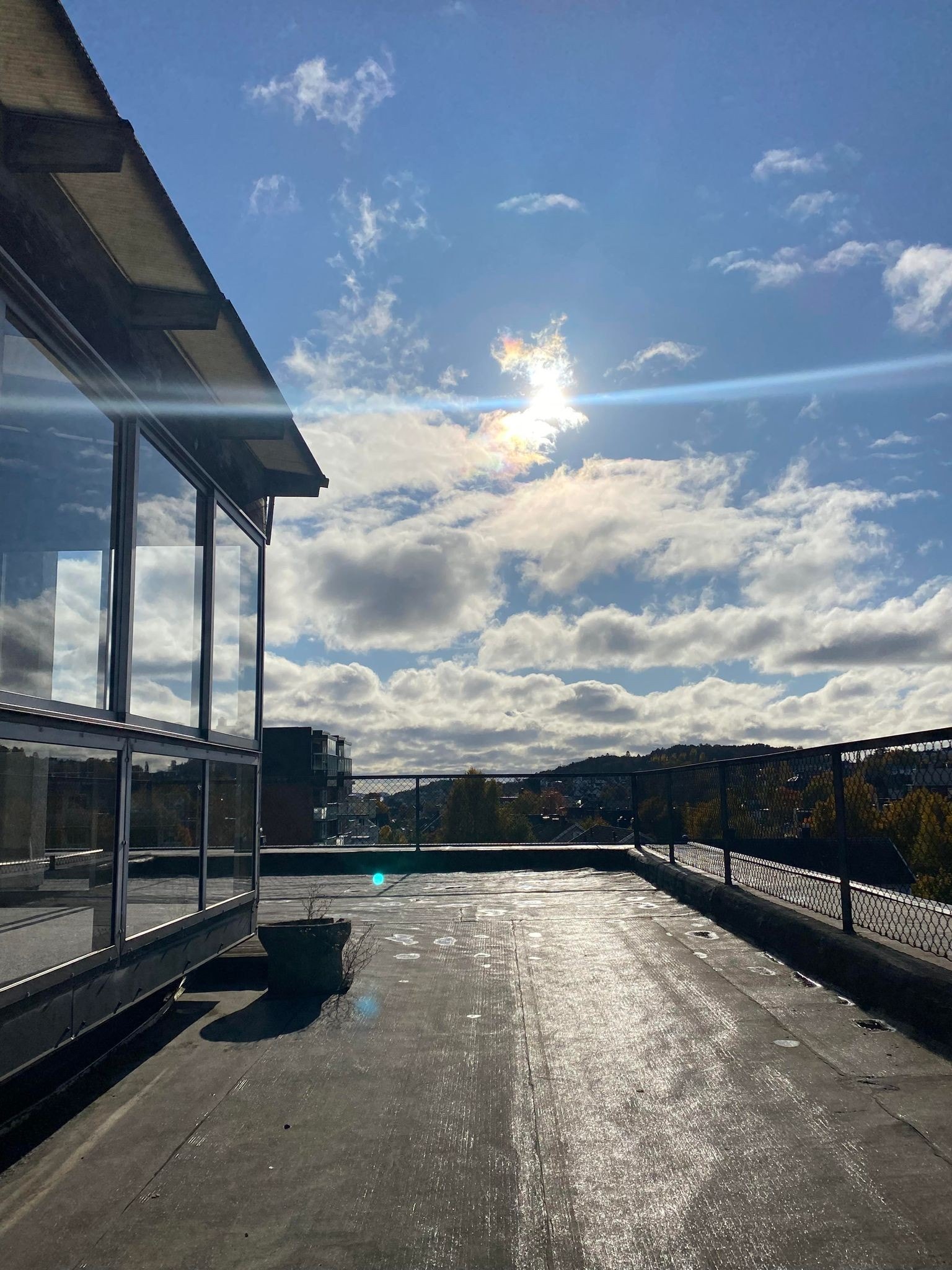 Romslig veranda som strekker seg rundt kontorlokalet Galleribilde