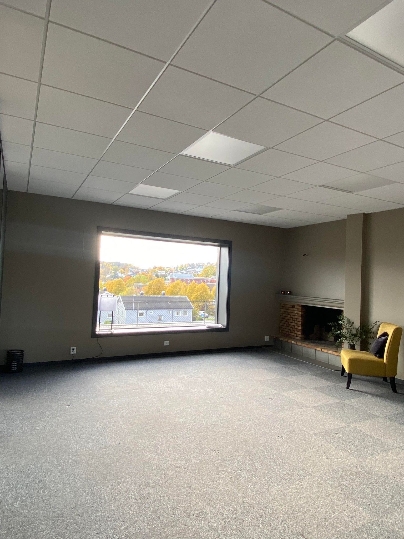 Godt med naturlig lys i kontorlokalet Galleribilde