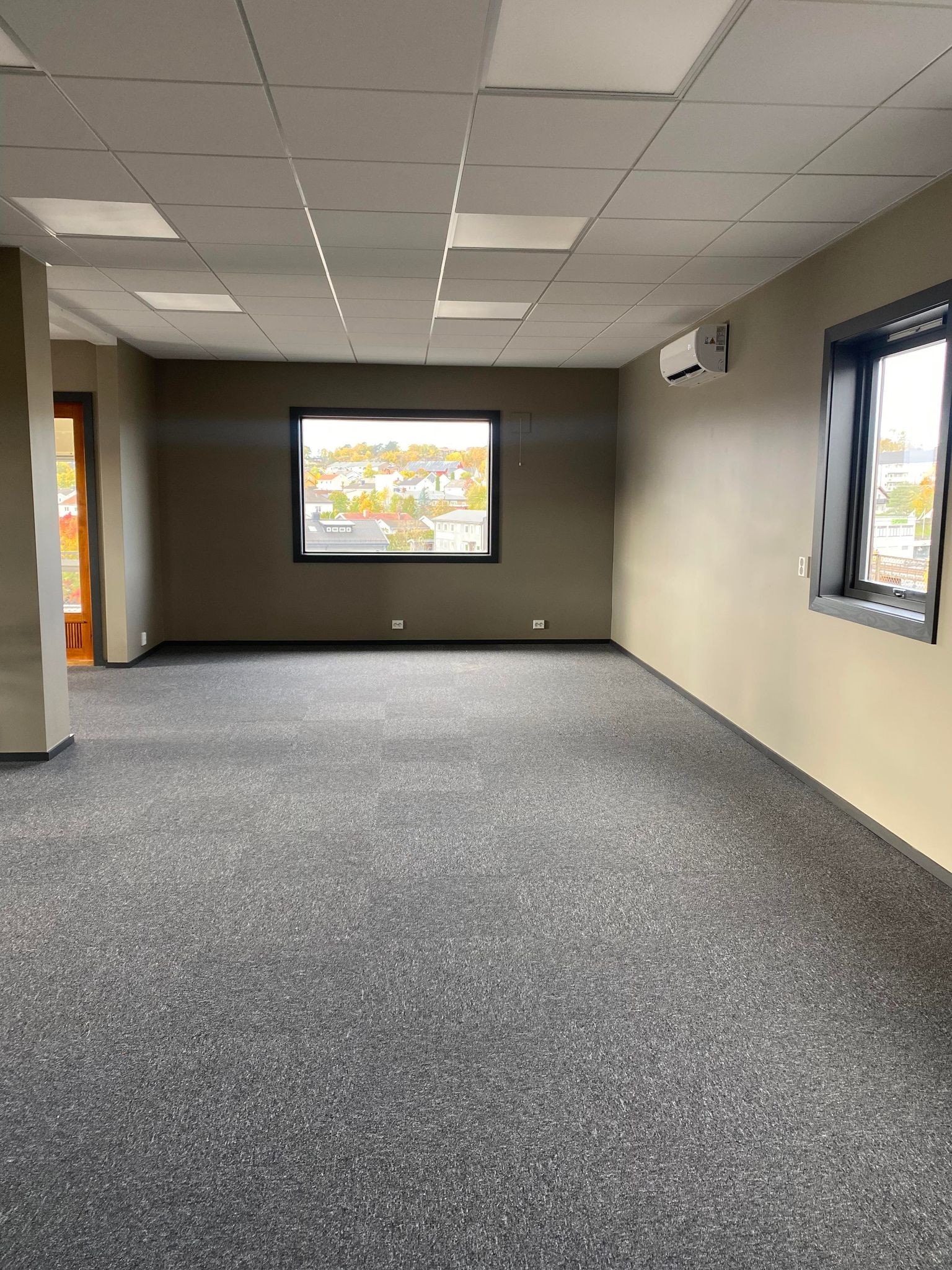 Stor plass til å samles rundt måltid eller frokostmøte Galleribilde