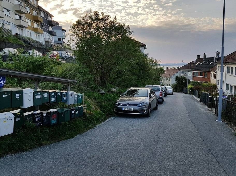 Veien rett utenfor. Ingen trafikk for huset er i en blindgate. Galleribilde