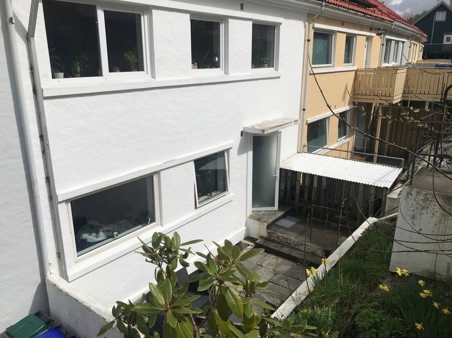 Inngangen til huset med uteplass. Det er tre leiligheter i huset. Galleribilde