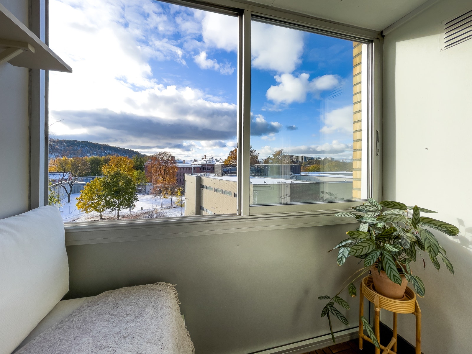 Balkongen er sørvest-vendt og har gode solforhold med utsikt. Galleribilde