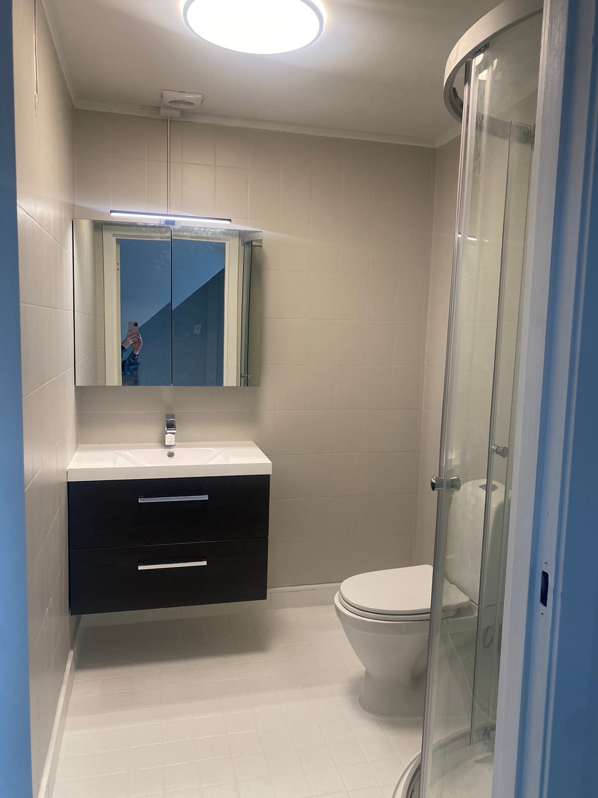 Nyoppusset Bad med ny innredning og dusjkabinett Galleribilde