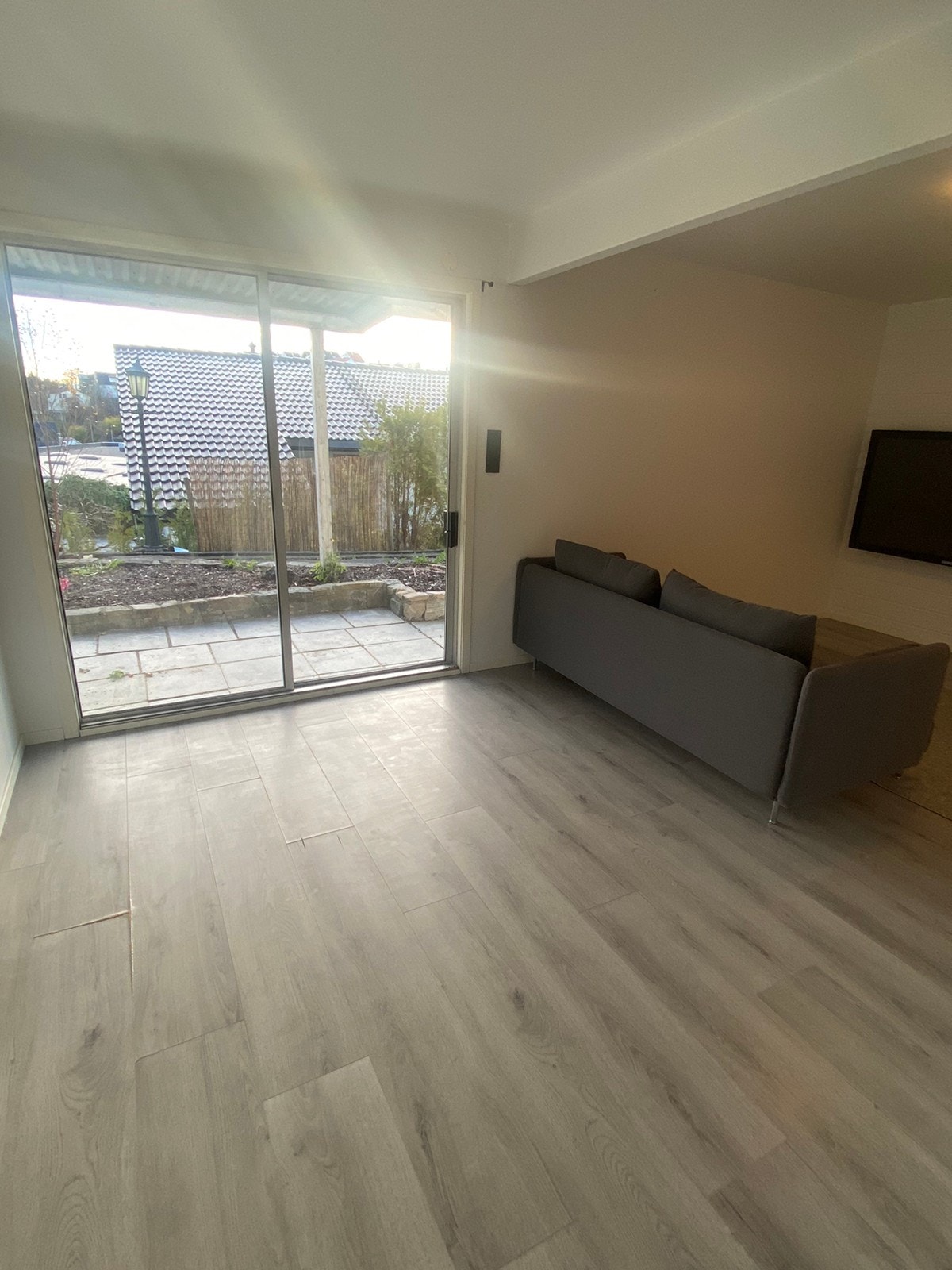 Lys og stor stue med utgang til eget uteområde Galleribilde