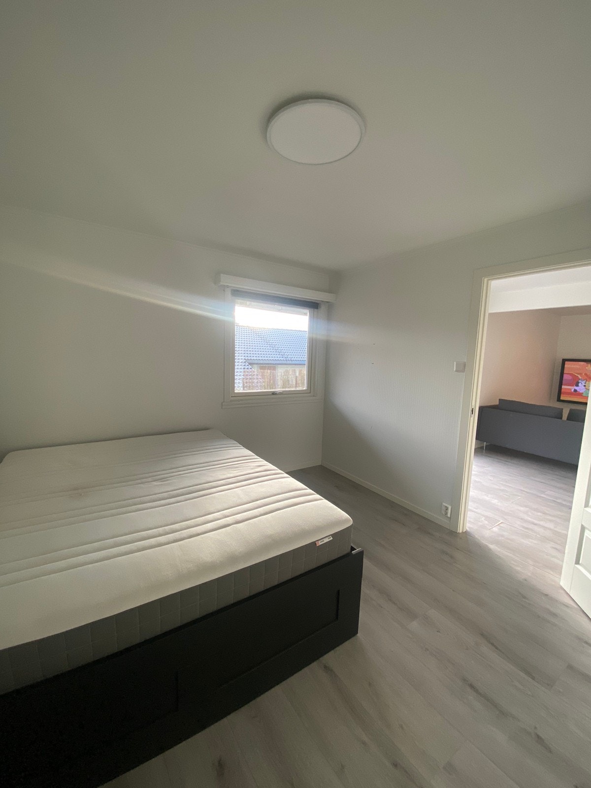 Stort soverom med innebygd klesskap og 180 seng. Galleribilde