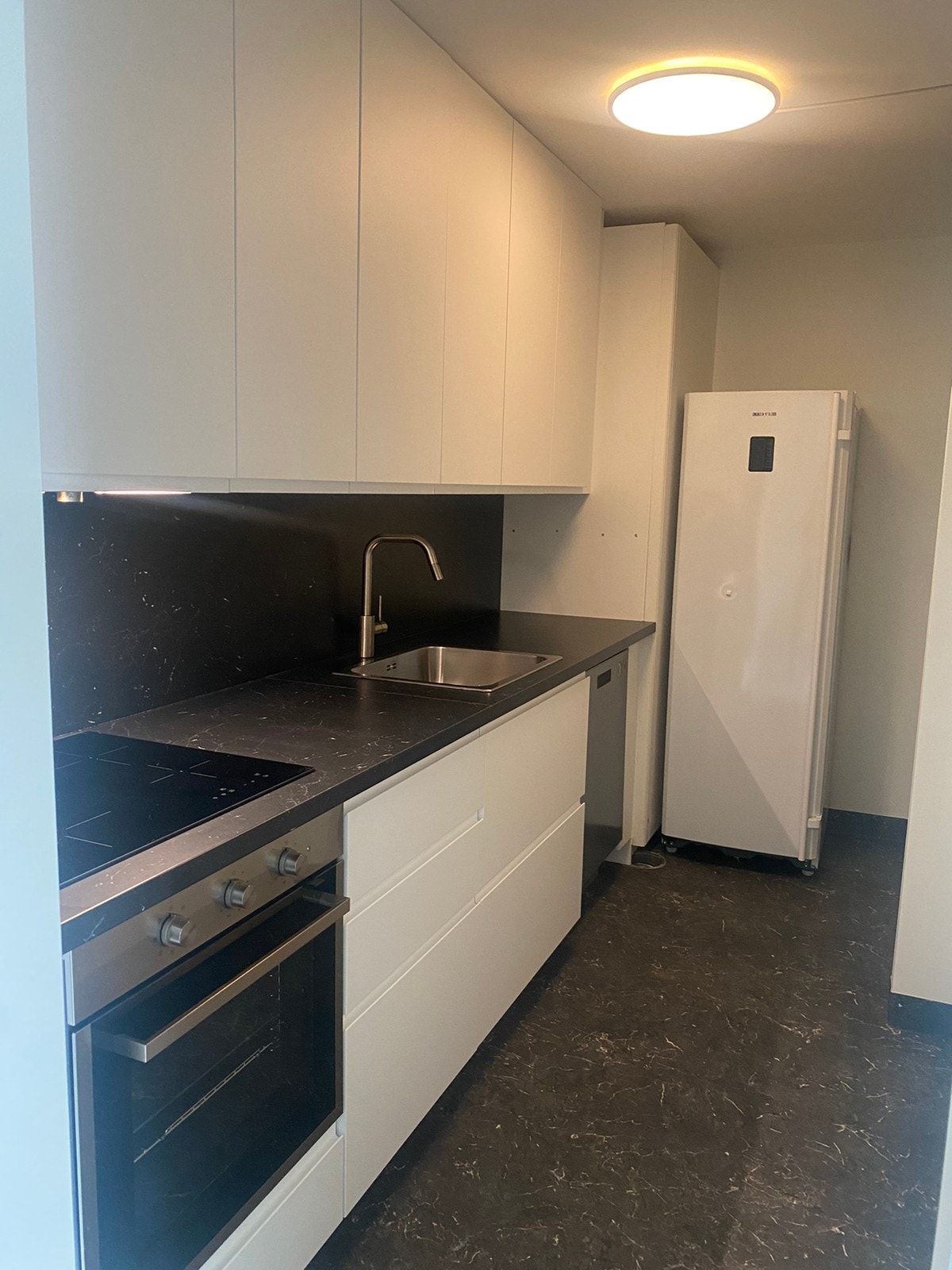 Nyoppusset IKEA kjøkken med egen krok til vaskemaskin og tørketrommel Galleribilde