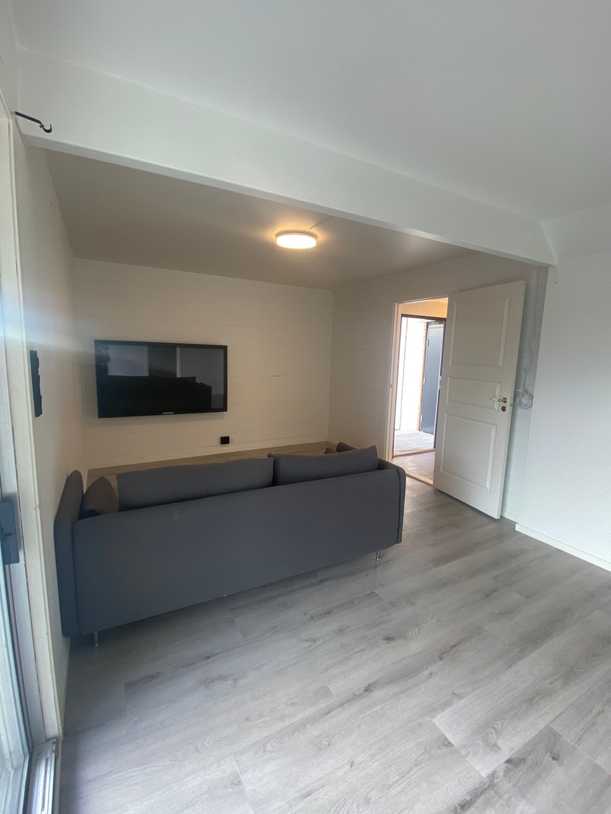 Dør til høyre er inngangsdør som går inn til yttergang. Galleribilde