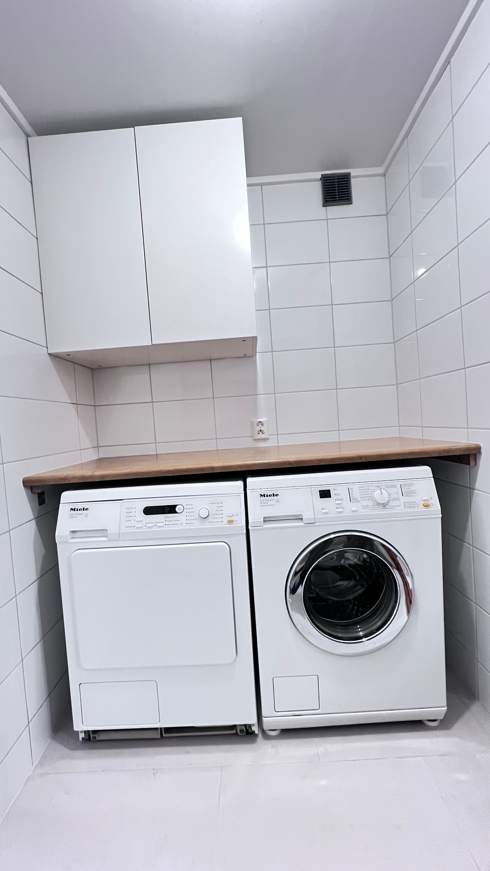 Vaskerom med vaskemaskin og tørketrommel. Galleribilde