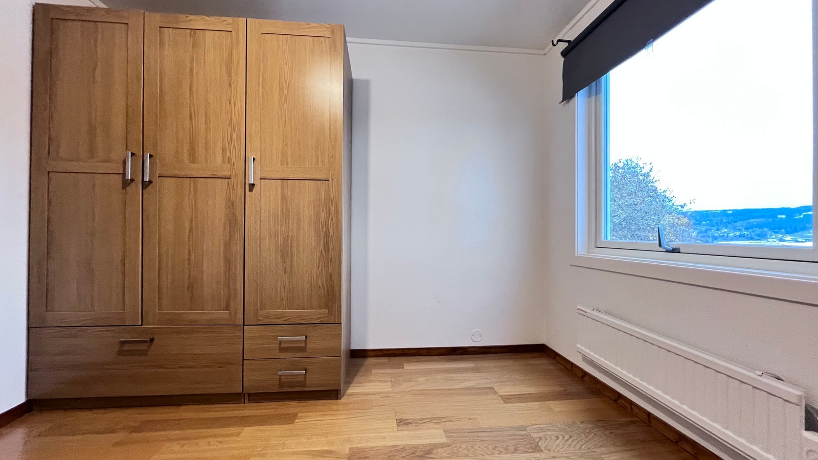 Soverom med skap Galleribilde