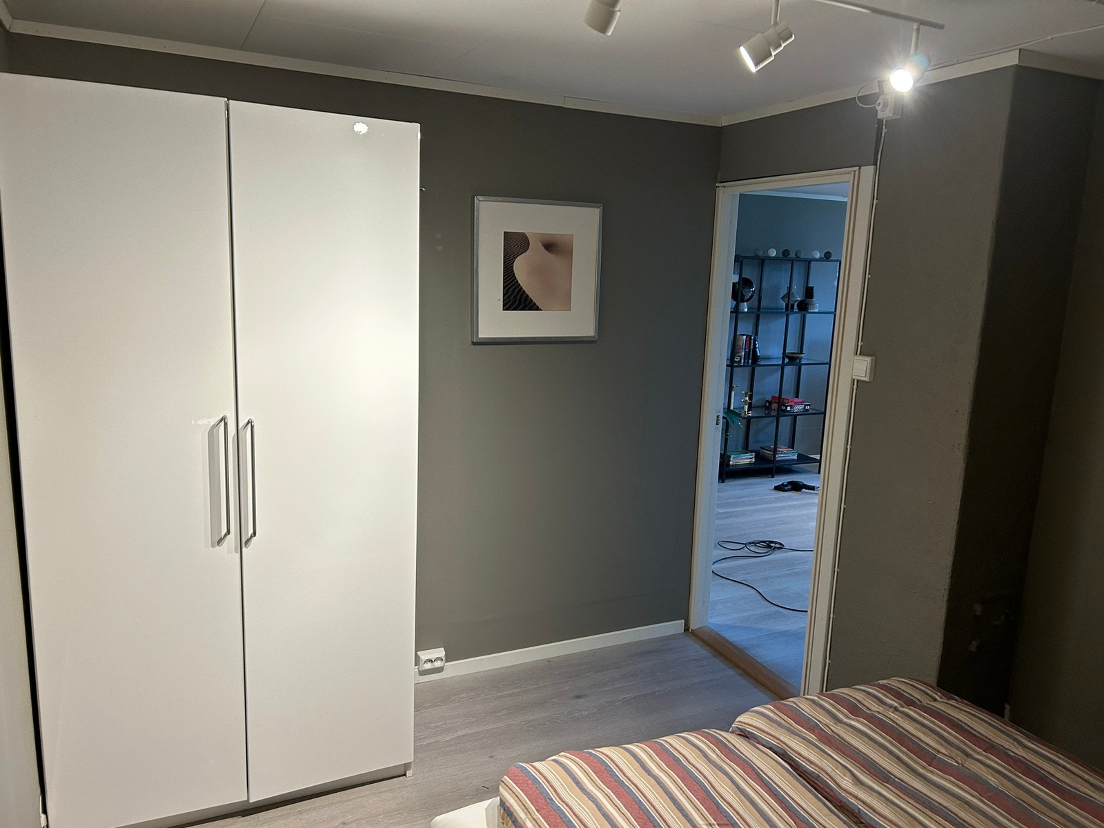Soverom ut mot stue Galleribilde