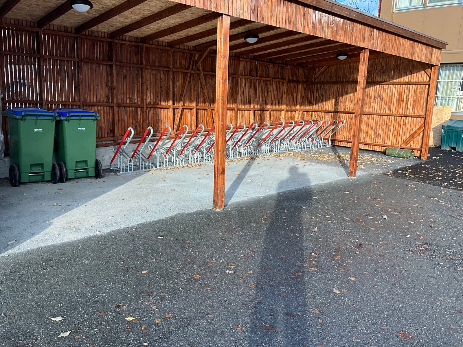 Sykkelparkering under tak med kameraovervåkning Galleribilde