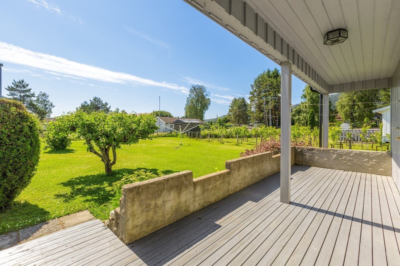 Hyggelig overbygd terrasse med adkomst fra stuen Galleribilde