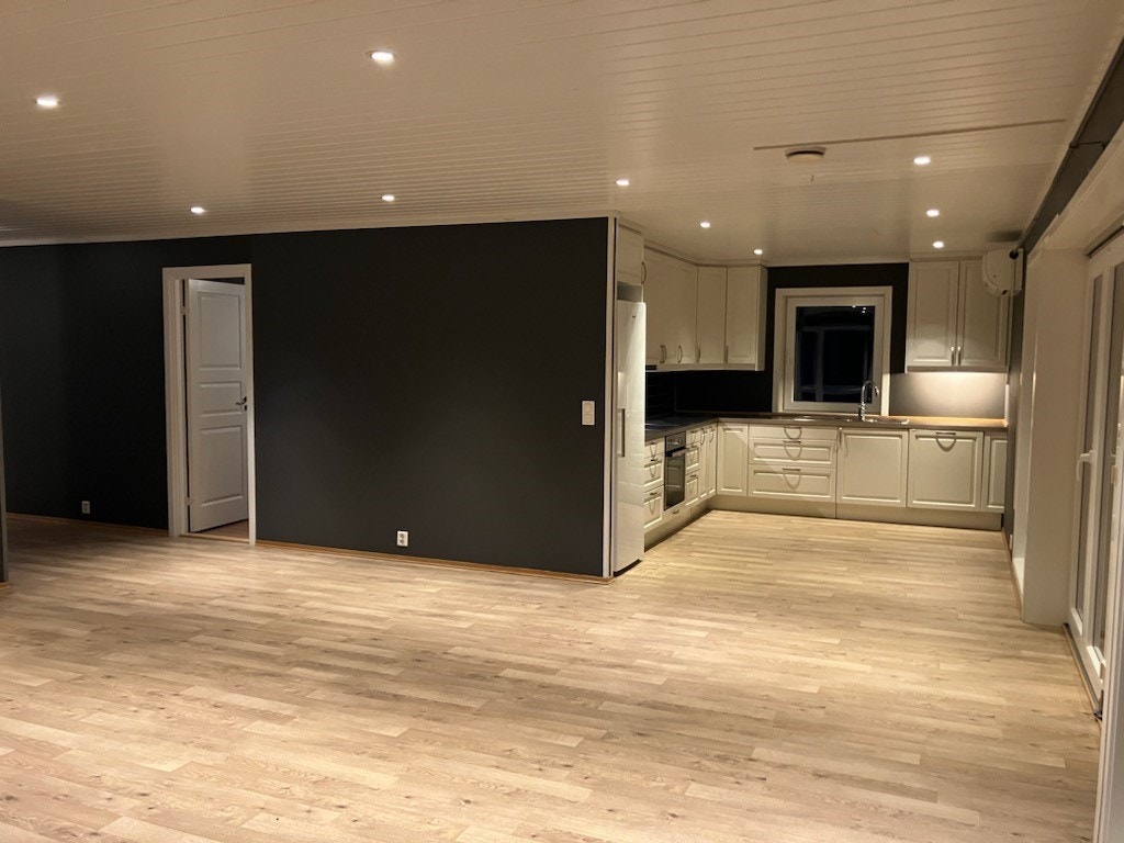 Kjøkkenet ligger i åpen løsning mot stua men er samtidig fint tilbaketrukket. Leiligheten har varmepumpe. Galleribilde