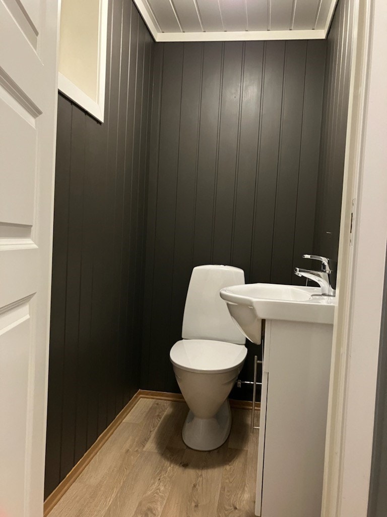 Toalettrom med adkomst fra gangen. Galleribilde