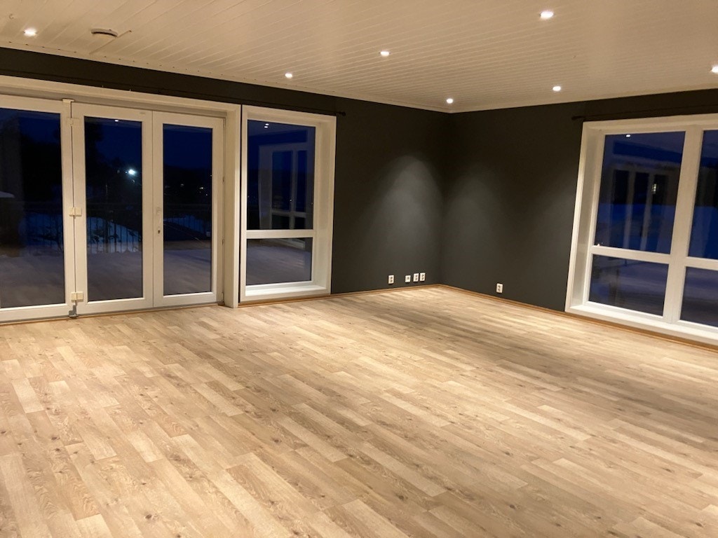 Fra stua er det utgang til solrik balkong med utsikt over Trosbyfjorden. Galleribilde