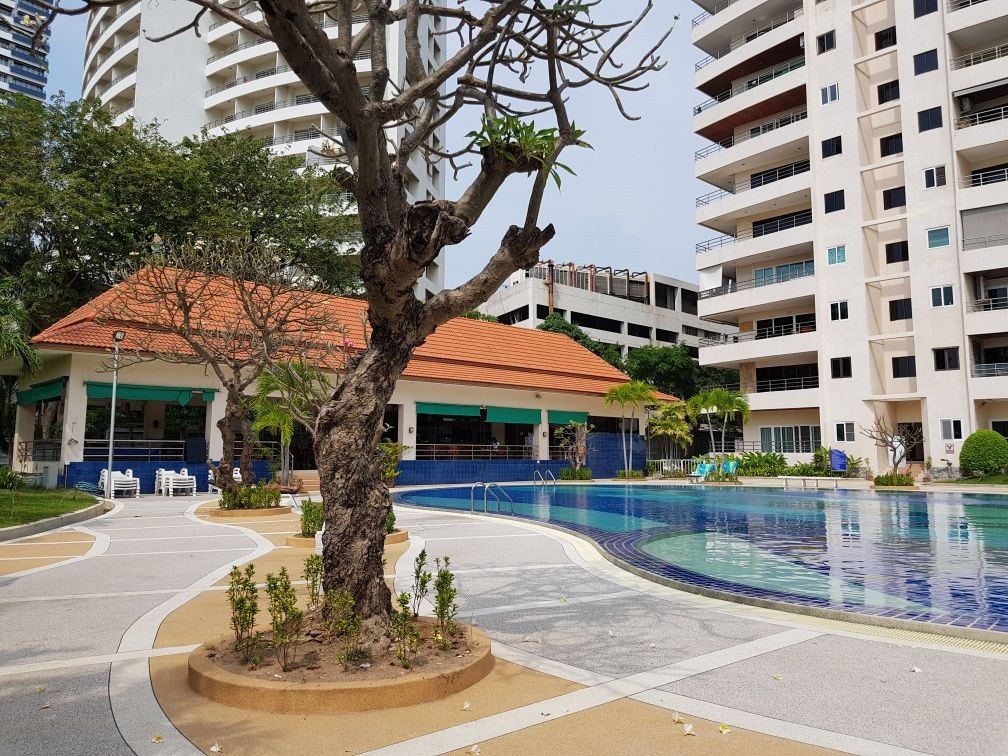 Poolbar og basseng, leiligheten ligger i 16 etasje på venstre hjørne i bildet Galleribilde