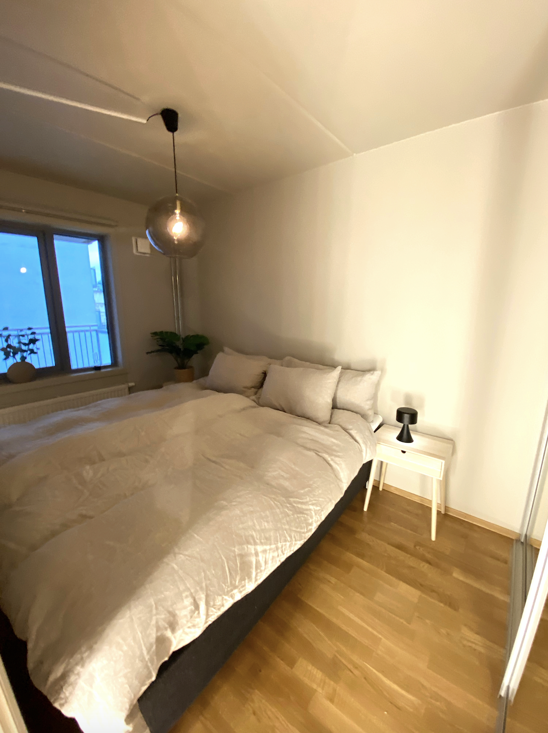 180cm seng, med to nattbord. Galleribilde