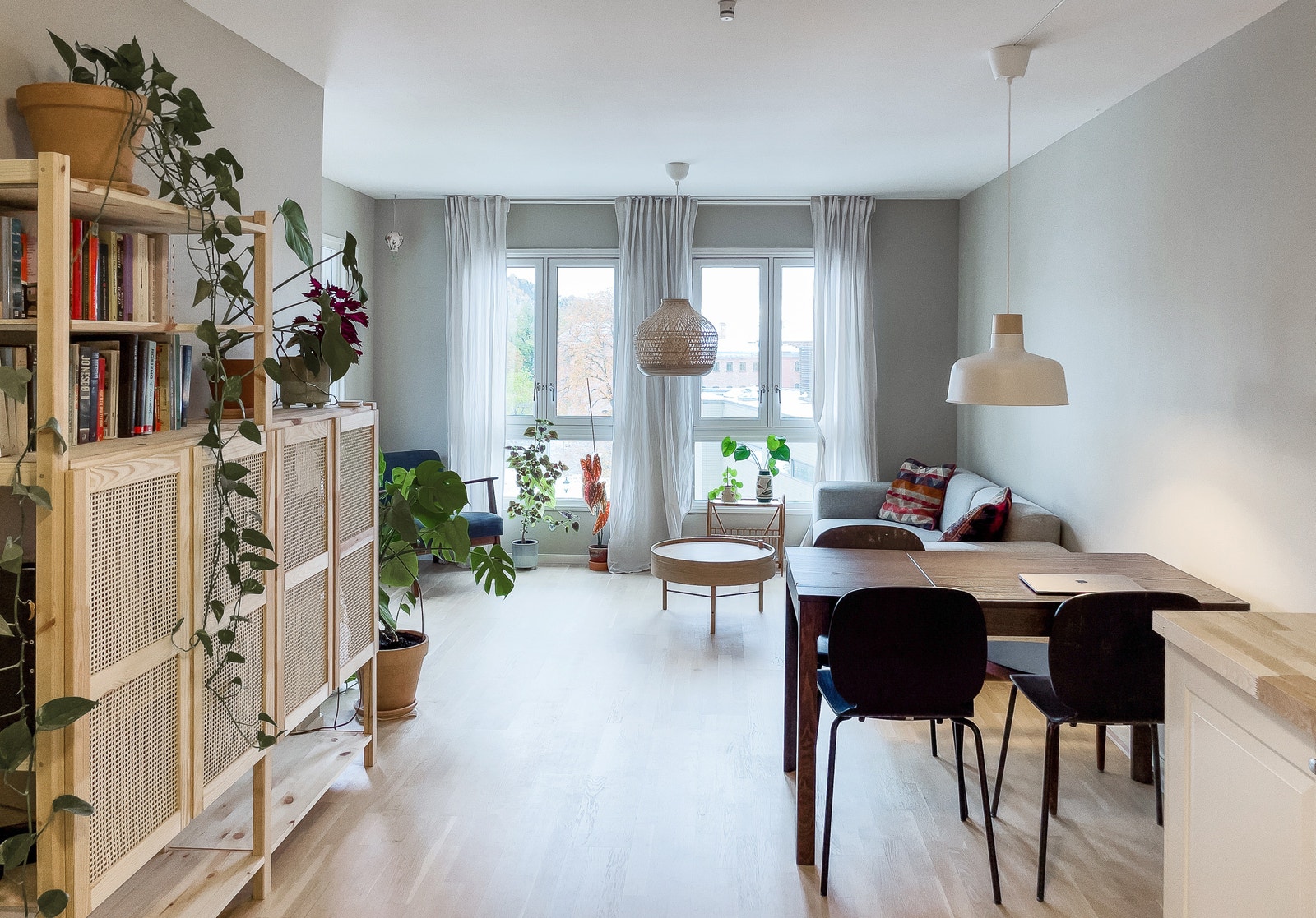De store stuevinduene slipper inn godt med sollys. Galleribilde