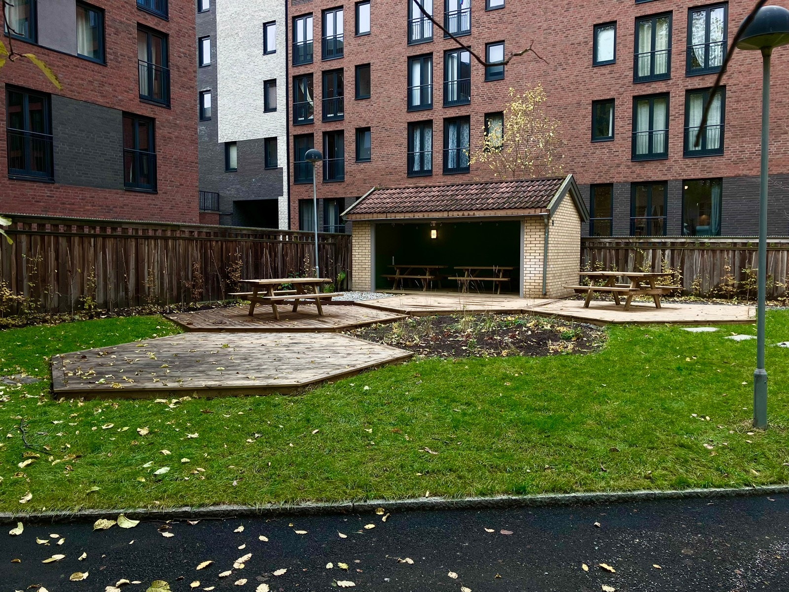 Hyggelig bakgård med sitteplasser. Låst sykkelbod, heis i bygget. Galleribilde
