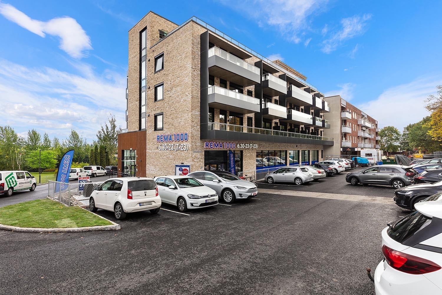 Fasade. Leiligheten ligger flott til i 3. etasje. Rema 1000 har åpnet i 1. etasje. Galleribilde