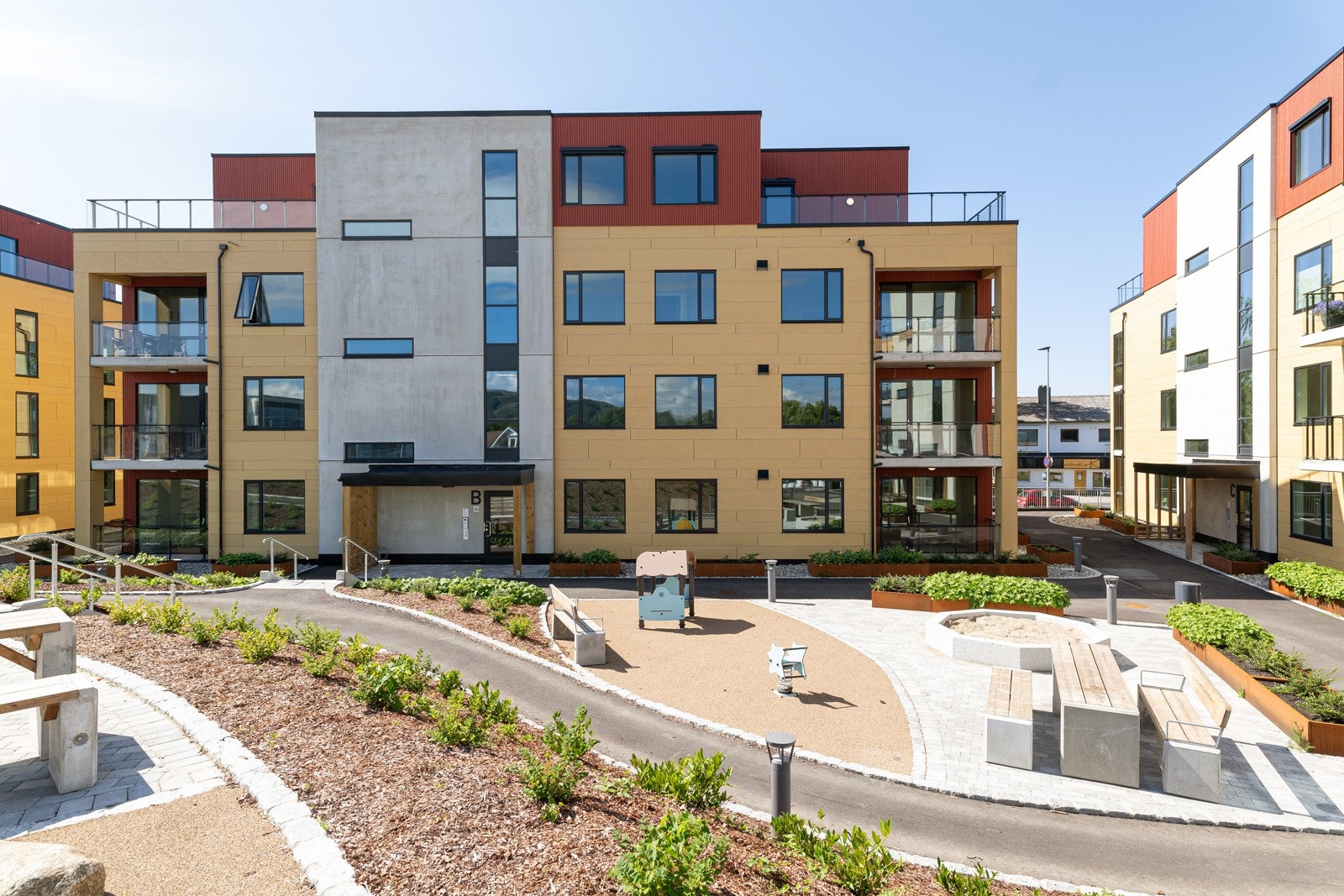 Uteområdet byr også på sittebenker og grill. Galleribilde