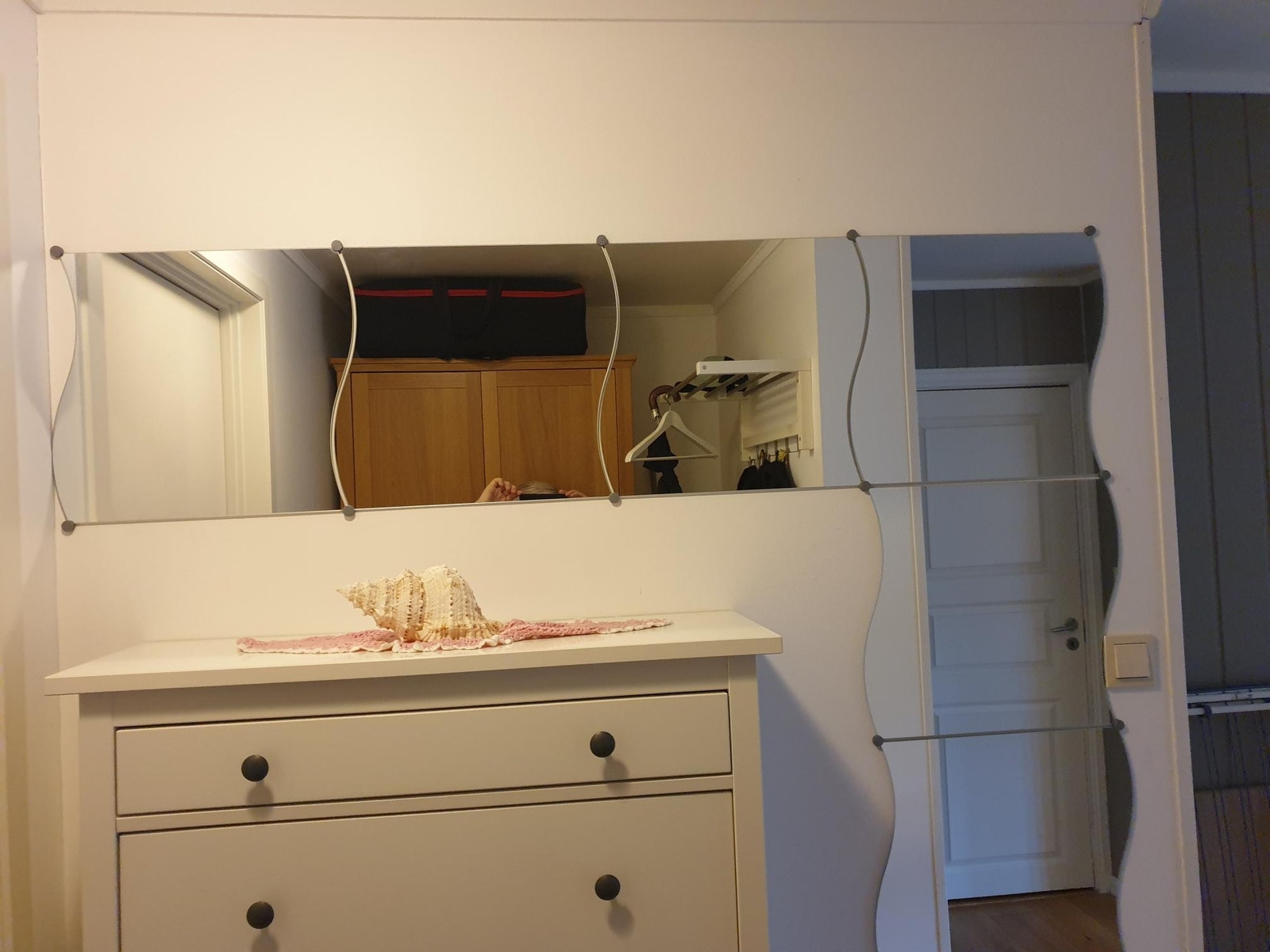 Gang med skoskap og speil Galleribilde