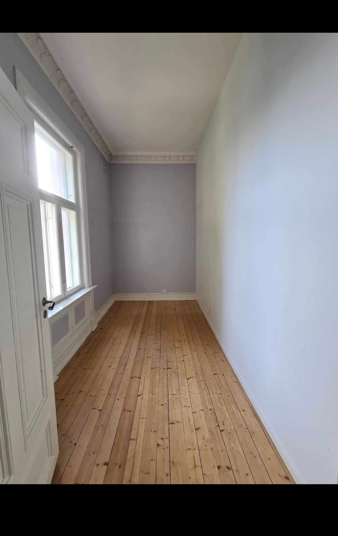 Soverommet på 8 kvadrat, har en fin belysning og god plass til seng, skap og skrivebord. Galleribilde