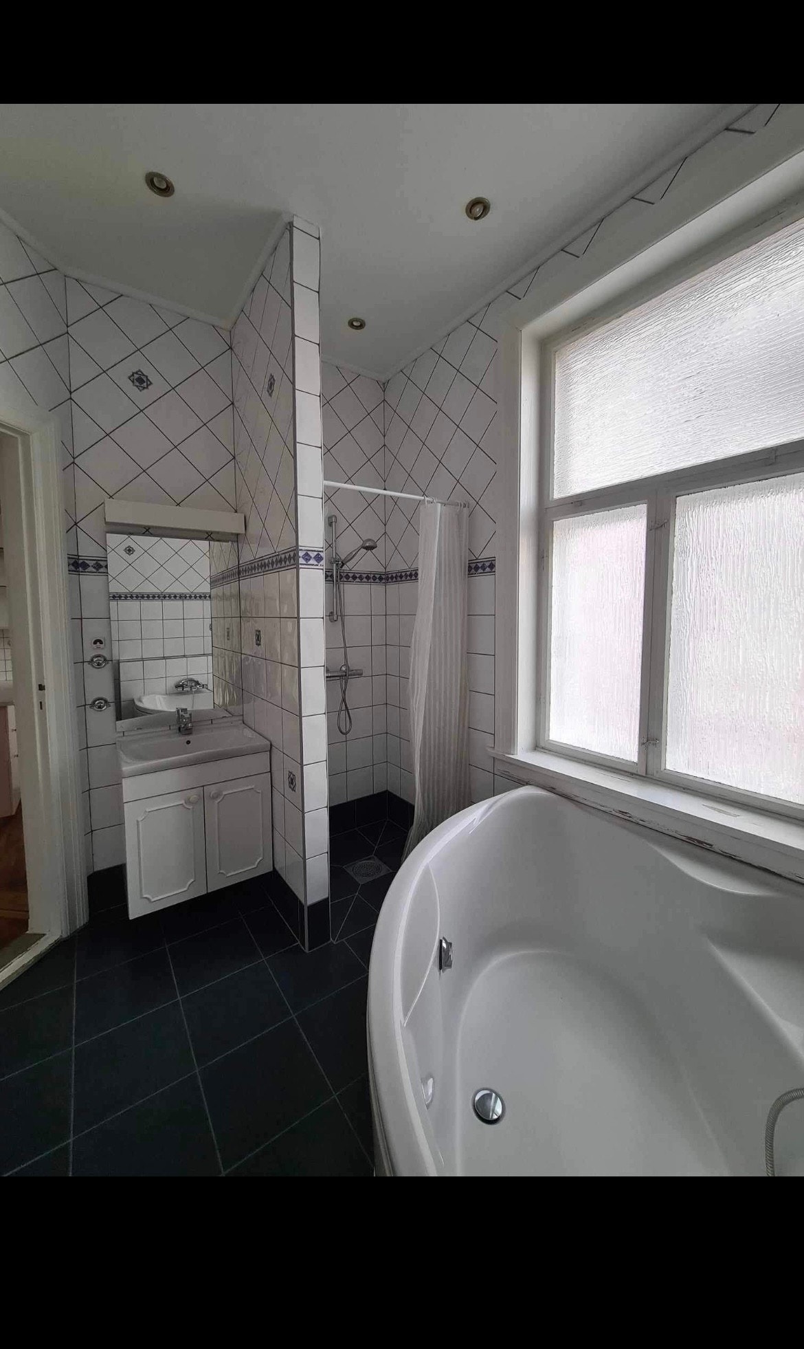 Stort bad med badekar Galleribilde