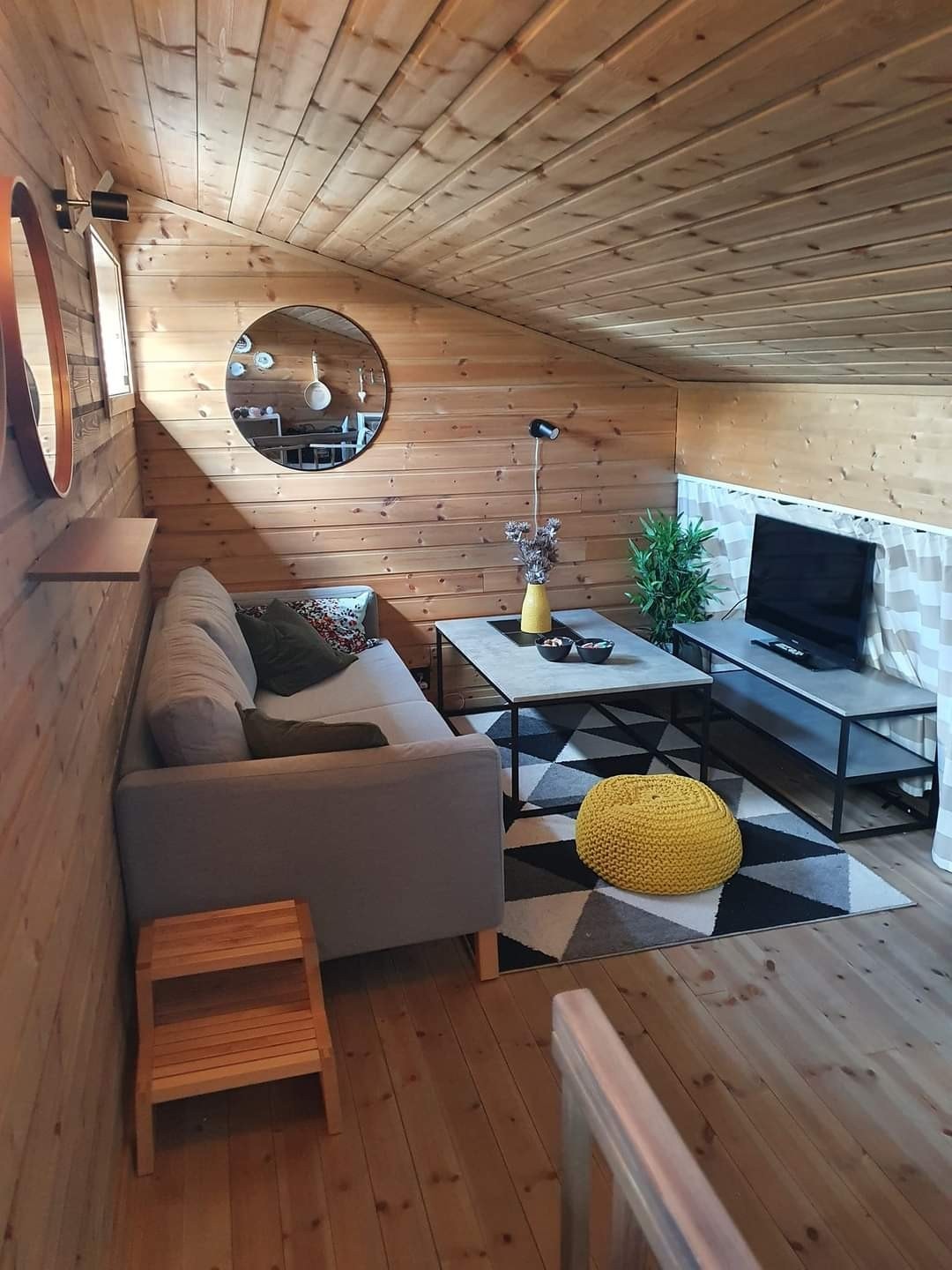 Stor hems, alt er ikke med på bildet..her har vi også stående en ekstra dobbeltseng under skråtak og det er god plass til flere soveplasser og til langringsplass. Galleribilde