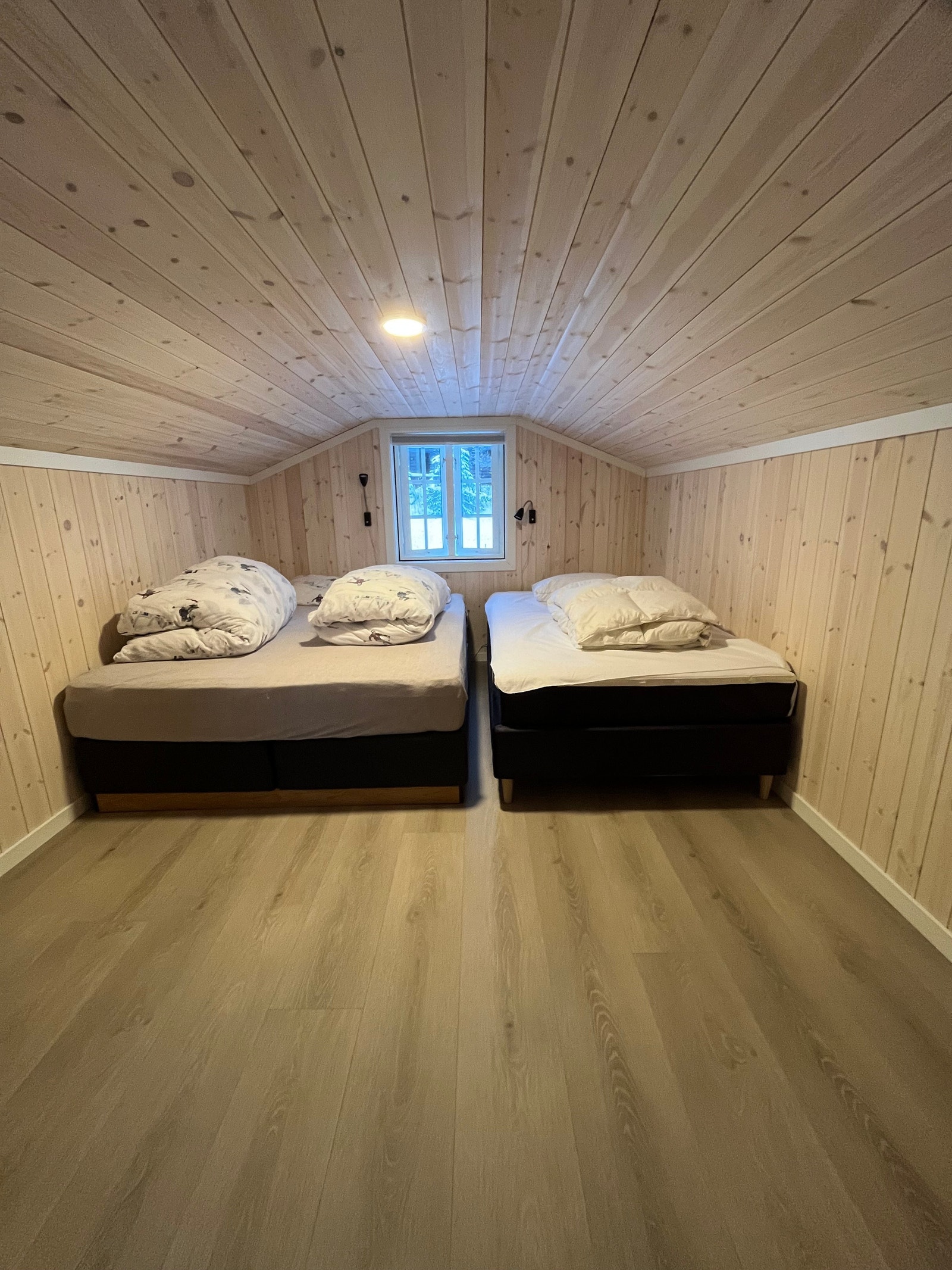 Soverom hems takhøyde 185 cm (seng: bredde 160 + 120 cm) Galleribilde