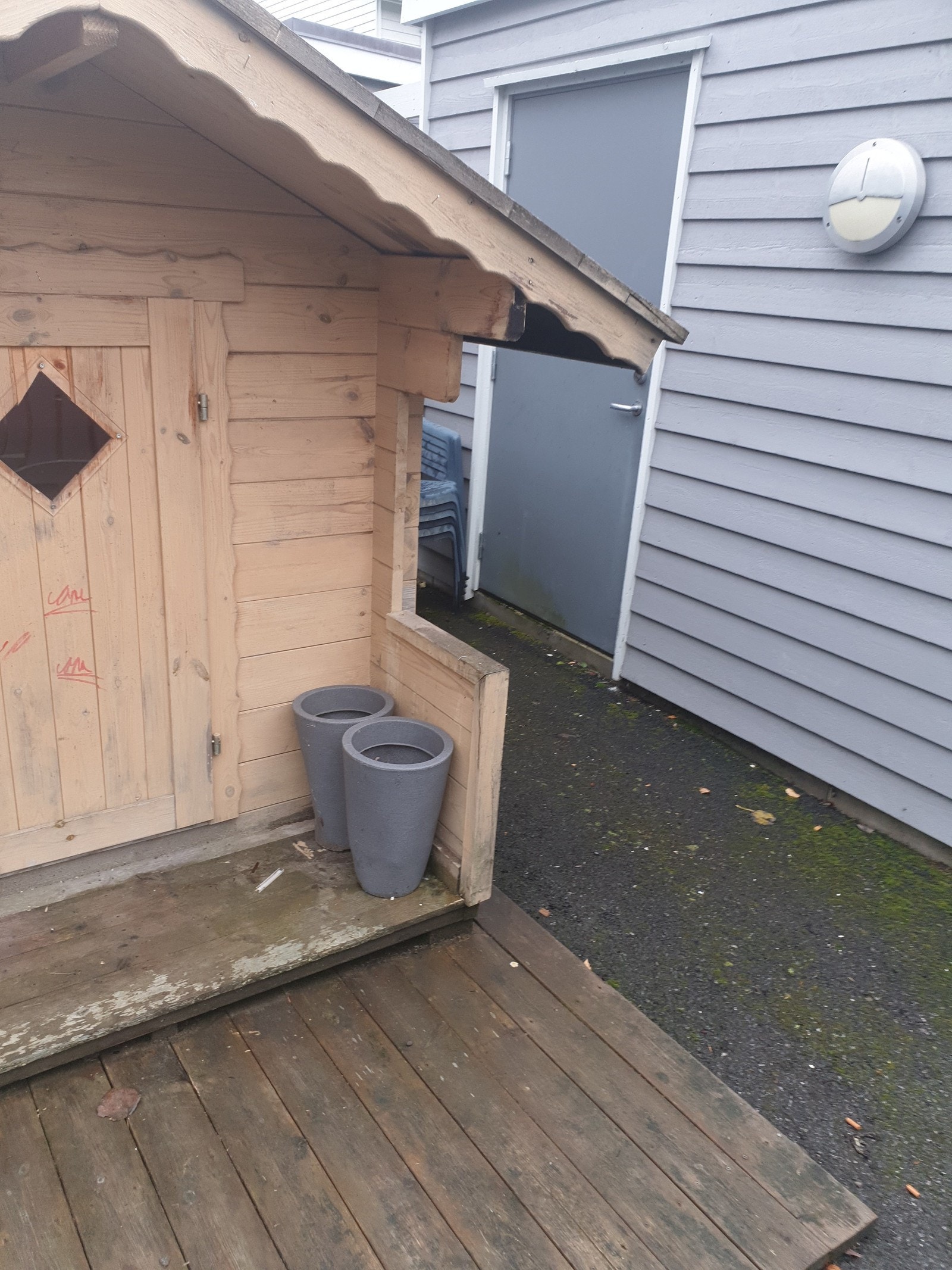 Utebod ca 15kvm, bak dukkehuset Galleribilde