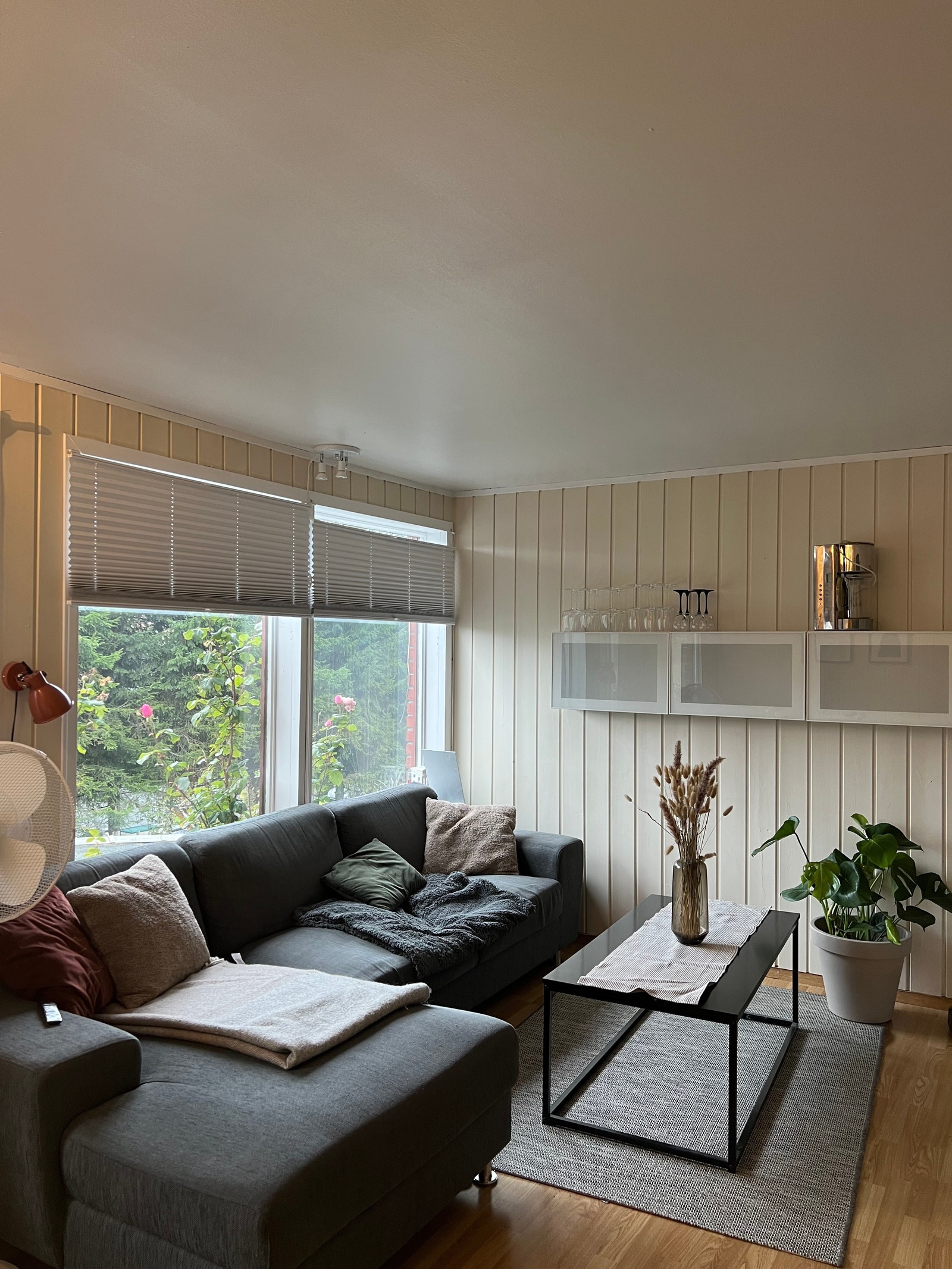 Stue med god plass til sofa og spisegruppe. Godt lysinnslipp. Galleribilde