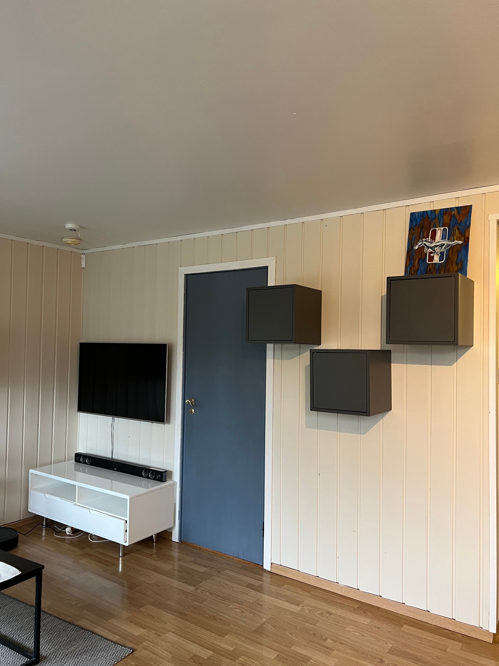 Stue med god plass til sofa og spisegruppe. Godt lysinnslipp. Galleribilde