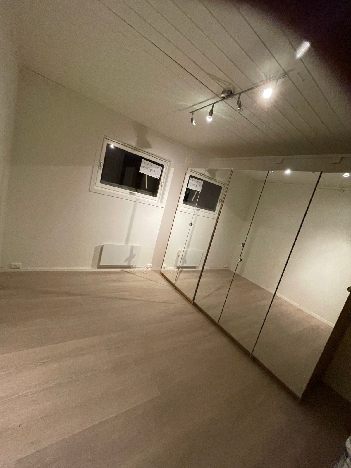 Soverom med mye garderobeskap Galleribilde