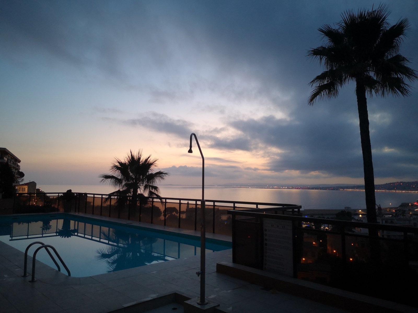 Kveldsbad i bassenget Galleribilde